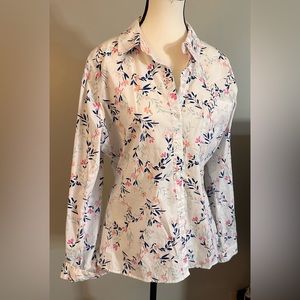 🩵4 items for $30- Croft & Burrow white fitted button up blouse 074